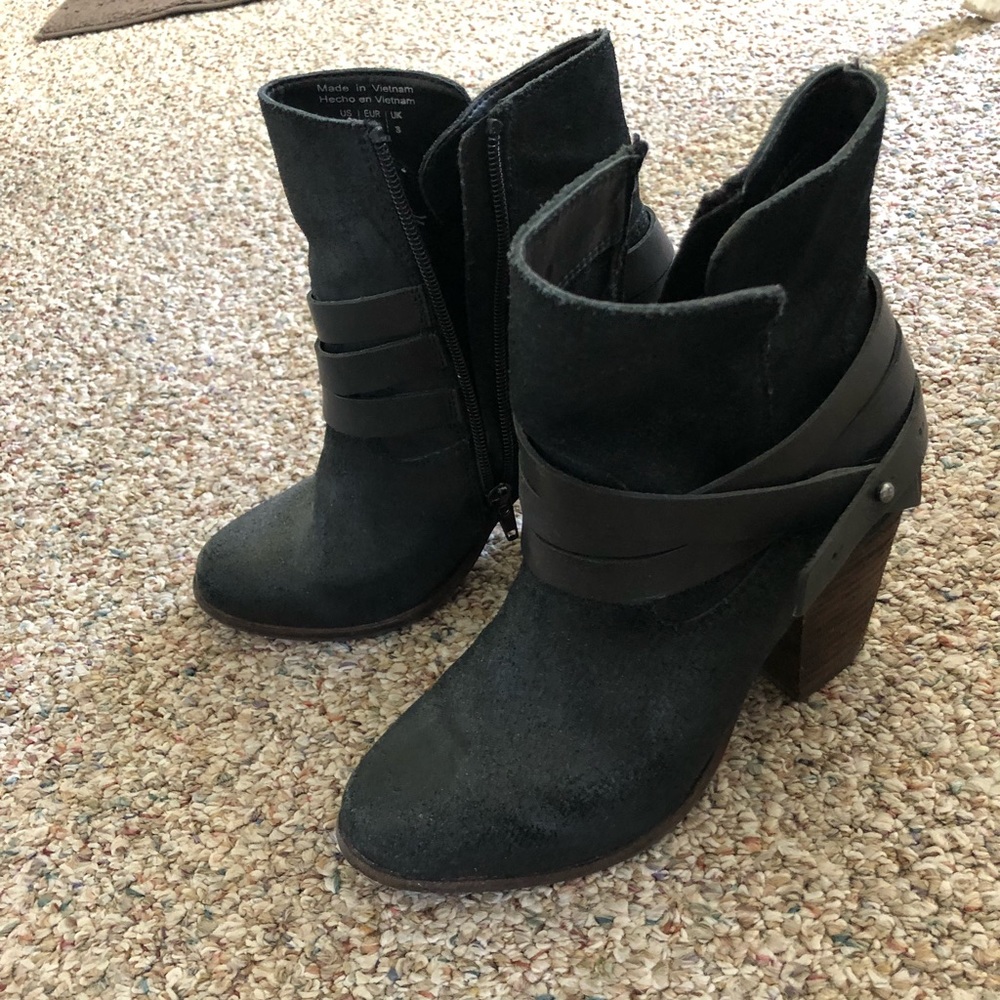 Black size 6 Aldo heeled booties